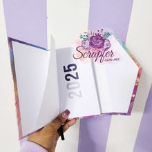 Agenda de colores con thermal, cierre magnético invisible y solapa tipo sobre.