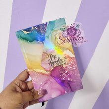 Agenda de colores con thermal, cierre magnético invisible y solapa tipo sobre.